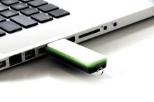 Memoria USB conectada a una laptop